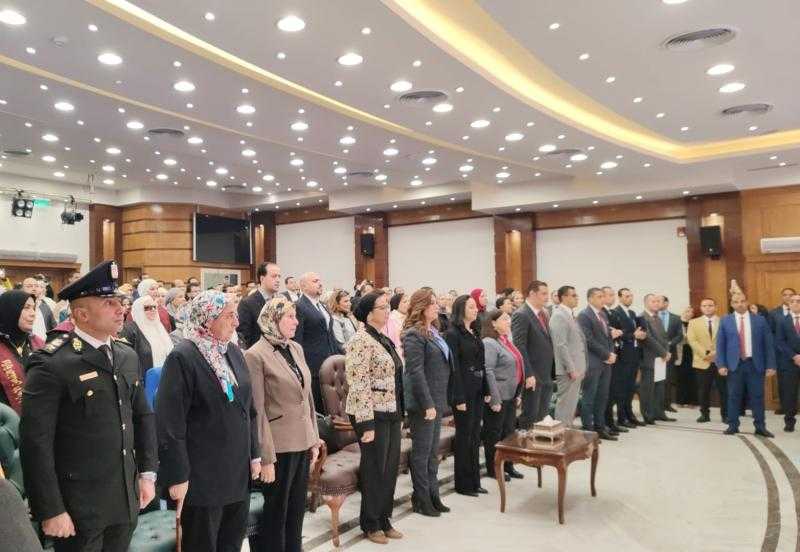 بدء الحفل السنوي لتكريم الأم المثالية بعزف السلام الوطني