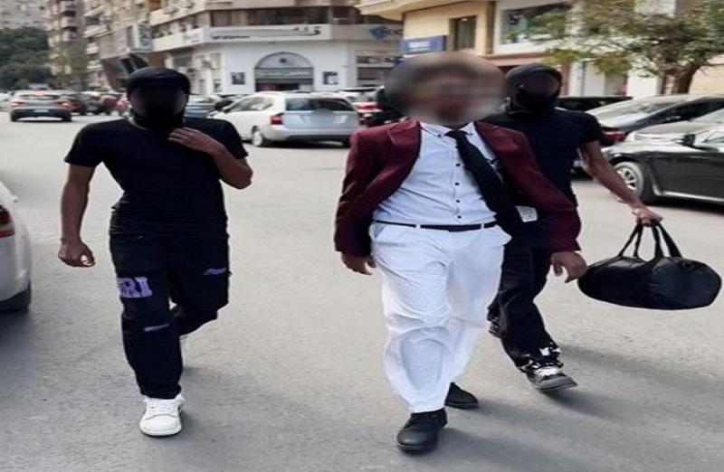 ضبط أبطال فيديو متداول لشخص يسير بالشارع بصحبته مقنعين في الجيزة