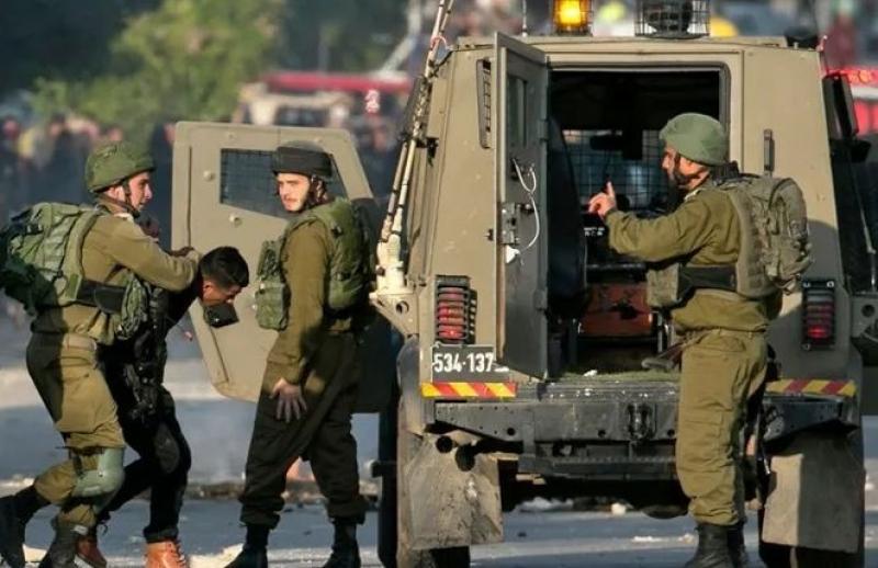 القوات الإسرائيلية تعتقل 30 فلسطينيا على الأقل من الضفة الغربية