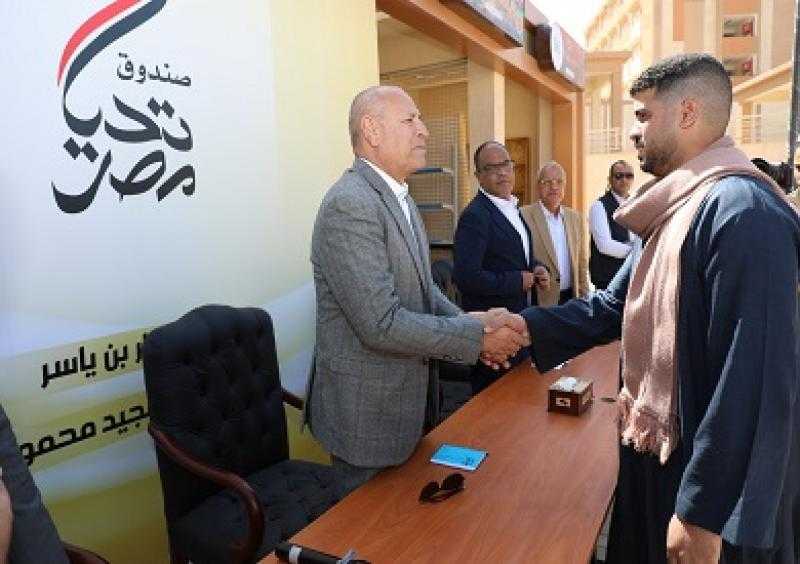 محافظ القاهرة يسلم عقود للباعة المنقولين من سوق الزلزال العشوائي إلى سوقي عمار بن ياسر بالمقطم