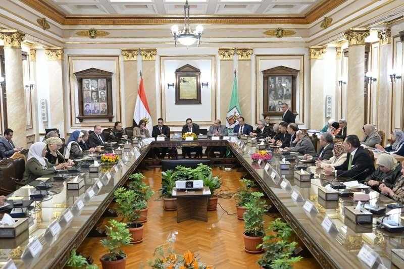 جامعة القاهرة توفر علاجًا لطالبة مصابة بالتصلب المتعدد.. وتتحمل تكلفة زرع بطارية في المخ لفني التمريض