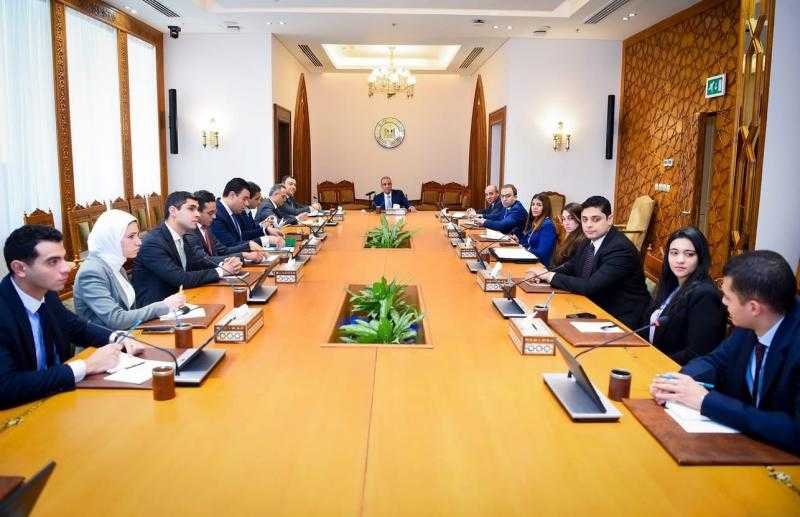 وزير الخارجية والهجرة يجتمع بقيادات وأعضاء قطاع الشئون العربية بالوزارة