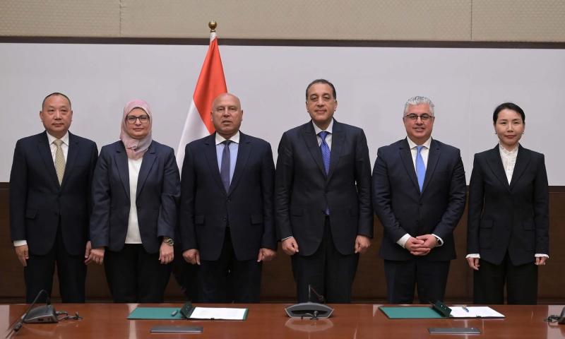 المشروع يوفر 8 آلاف فرصة عمل.. رئيس الوزراء يشهد توقيع عقد إنشاء مجمع شين فينج (Xin Feng) المتكامل للصناعات المعدنية