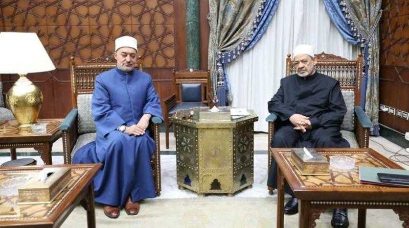 مفتي الجمهورية يطمئن على الحالة الصحية لشيخ الأزهر ويدعو له بالشفاء العاجل