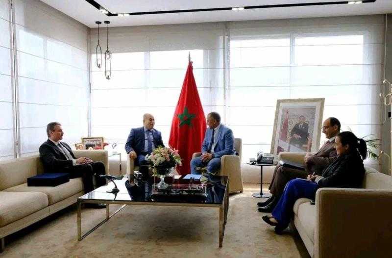 سفير مصر في الرباط يبحث علاقات الشراكة والتعاون مع وزير التجارة والصناعة المغربي