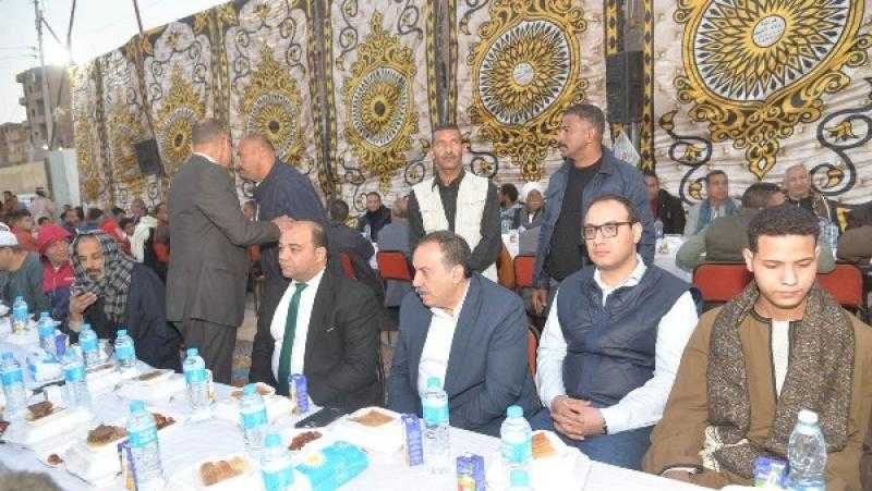 محافظ أسيوط يناقش مع أهالي صدفا تحسين الخدمات والإسكان الاقتصادي