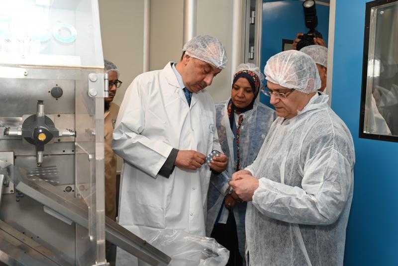 وزير قطاع الأعمال العام ورئيس هيئة الدواء يتفقدان تطوير شركات العربية وممفيس والنيل للأدوية