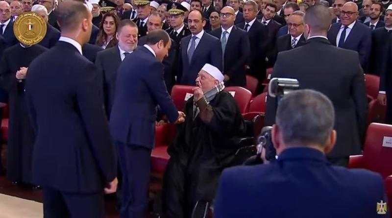 الرئيس السيسي يحرص على مصافحة الدكتور أحمد عمر هاشم.. تقديرا للعلم والعلماء