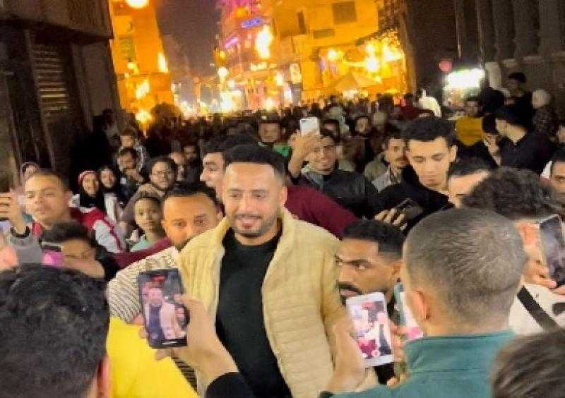 الجماهير تحاصر عصام السقا في المعز.. وتأجيل التصوير بسبب التزاحم