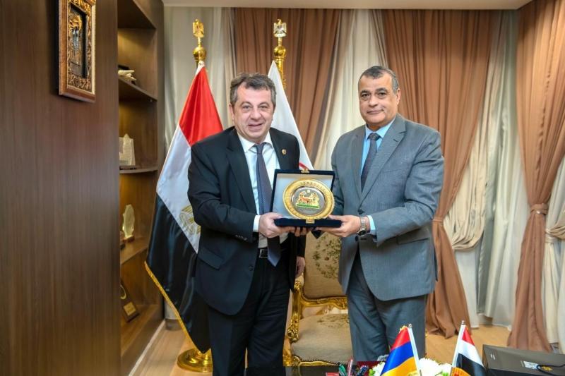 وزير الإنتاج الحربي وسفير أرمينيا يبحثان التعاون في مجالات التصنيع العسكري والمدني