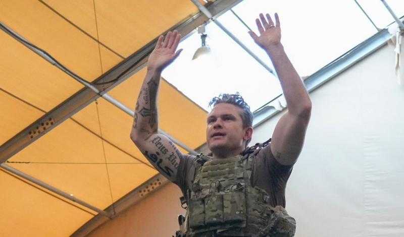 وشم كلمة ”كافر” بالعربية على ذراع وزير الدفاع الأمريكى يثير الجدل