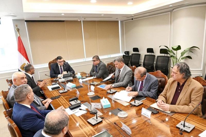 وزير الإسكان يتابع الموقف التنفيذي لمشروعات المبادرة الرئاسية ”حياة كريمة”