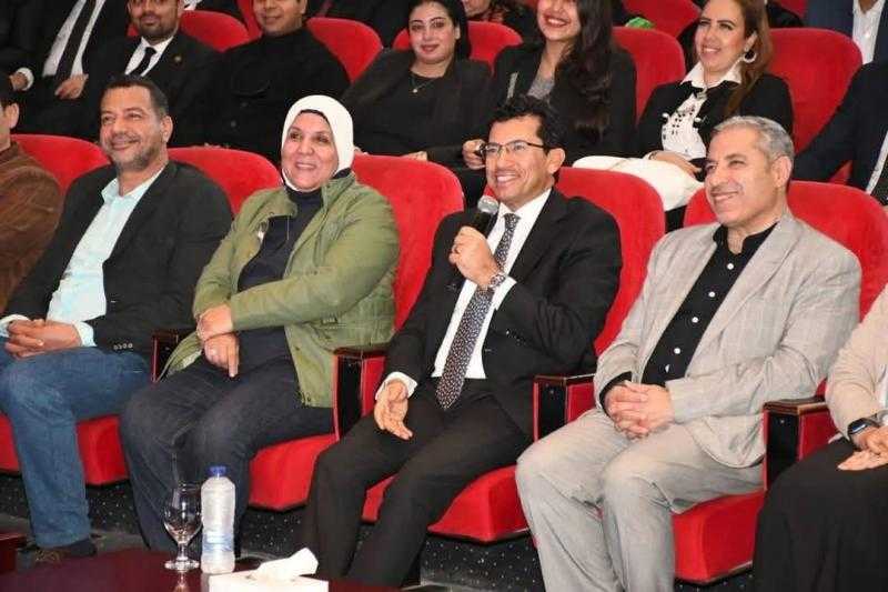 وزير الشباب والرياضة يشارك في جلسة حوارية مع شباب ”اتحاد بشبابها”