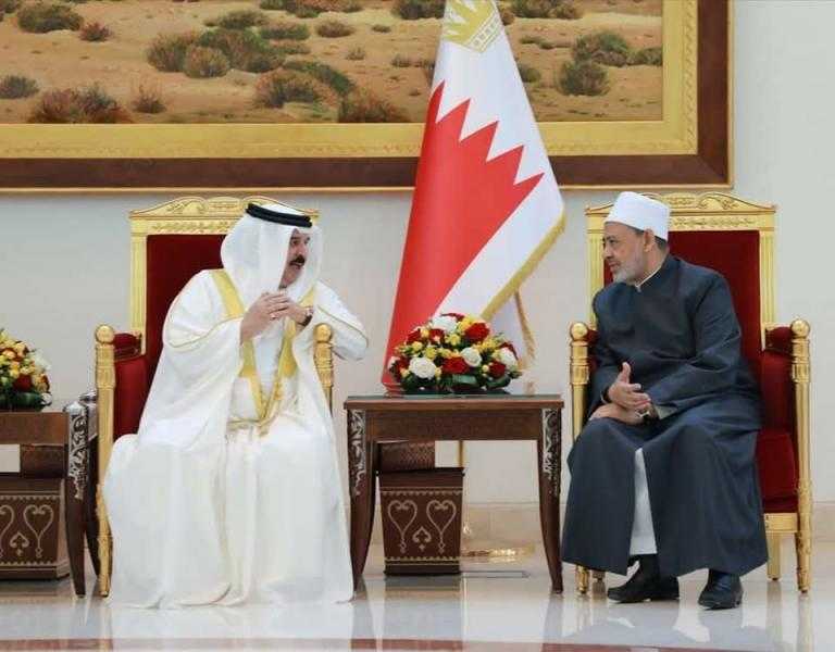 ملك البحرين يُجري اتصالاً هاتفيًا بشيخ الأزهر للاطمئنان على صحته ويدعو له بالشفاء العاجل ويهنئه بعيد الفطر