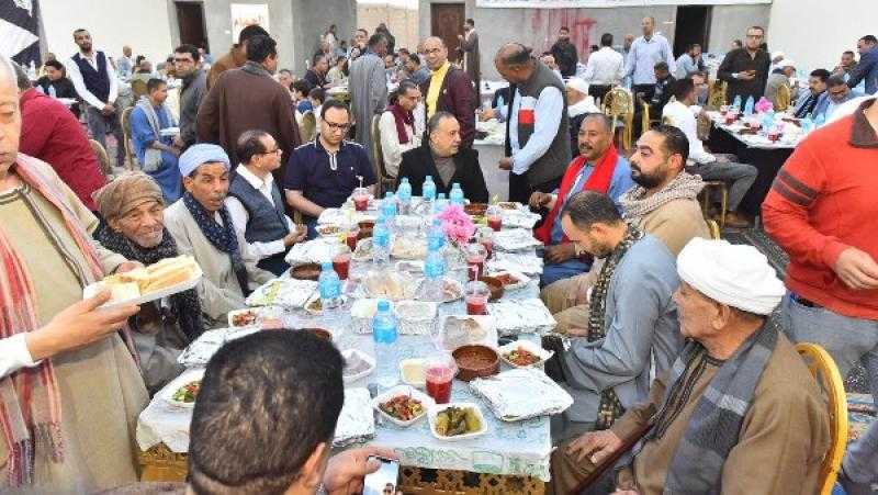محافظ أسيوط يشارك أهالي قرية جزيرة المعابدة الإفطار الجماعي