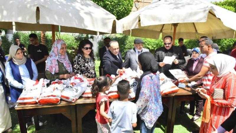 محافظ أسيوط يشهد توزيع 2000 شنطة ملابس جاهزة للأيتام والأسر الأولى بالرعاية