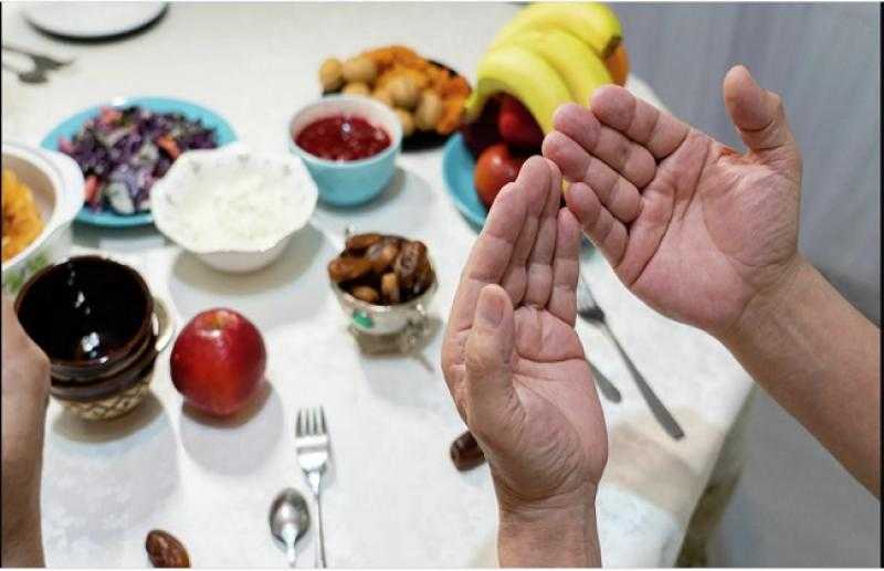 العين تتذوق قبل الفم.. خطأ كبير أحذر منه في إتيكيت العزومات وتقديم الطعام على السفرة