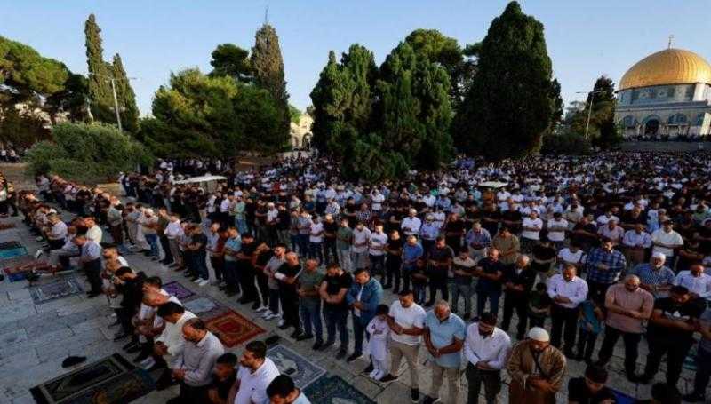 وسط تشديدات الاحتلال.. آلاف المصلين يؤدون صلاة العيد في الحرم الإبراهيمي