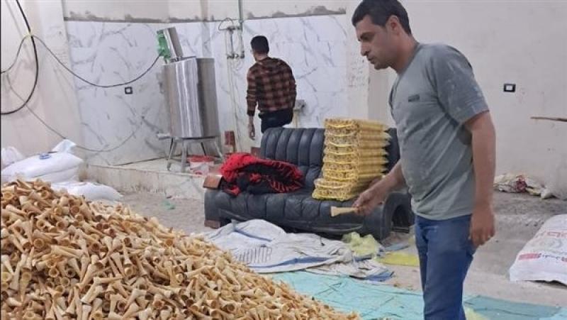 ضبط مصنع بسكويت بدون ترخيص والتحفظ على مواد غذائية منتهية الصلاحية ببني سويف