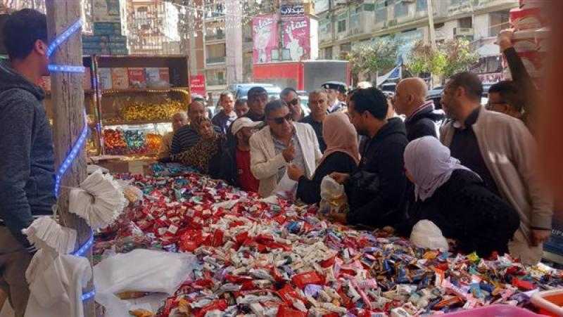 محافظ الدقهلية يتفقد شوارع المنصورة وطلخا ويهنئ المواطنين بعيد الفطر
