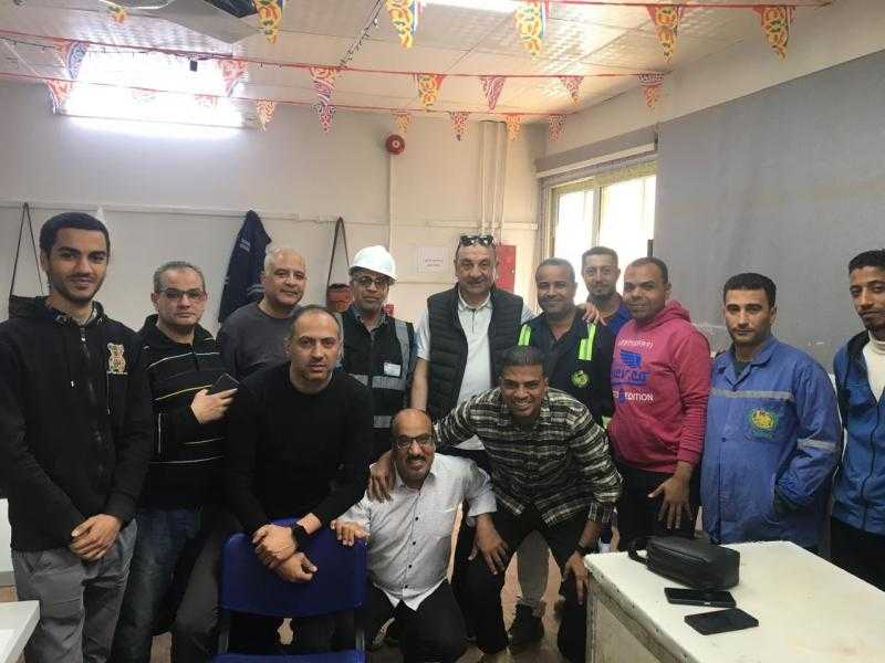 وزير قطاع الأعمال يتفقد شركة النصر للأسمدة بالسويس.. ويلتقي العاملين ويهنئهم بعيد الفطر المبارك