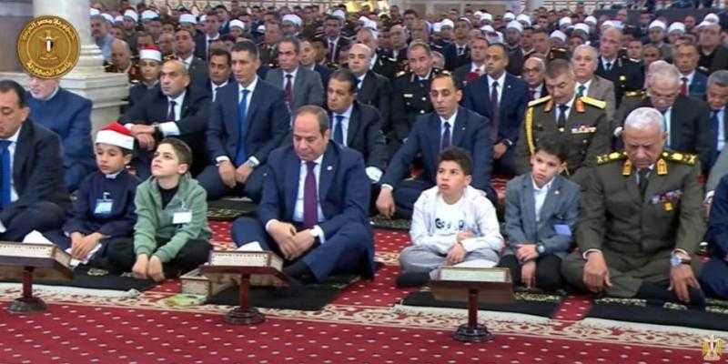 أبناء الشهداء يشاركون الرئيس السيسي صلاة عيد الفطر المبارك بمسجد المشير طنطاوي
