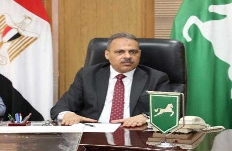 محافظ الشرقية يزور المرضى بمستشفى الزقازيق العام ويهديهم كحك العيد