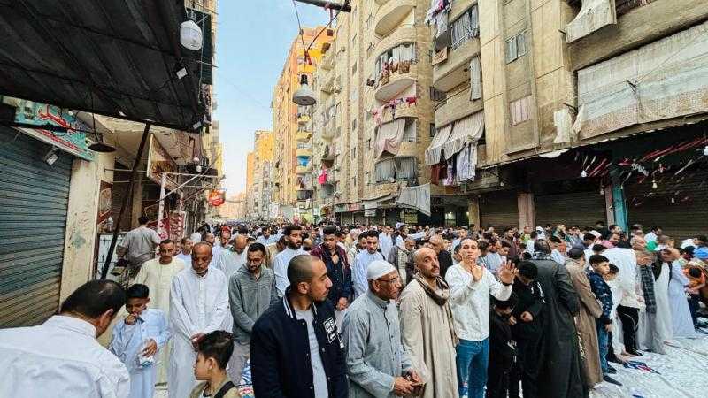 محافظ السويس يؤدي صلاة عيد الفطر بساحة حديقة الخالدين بحي فيصل