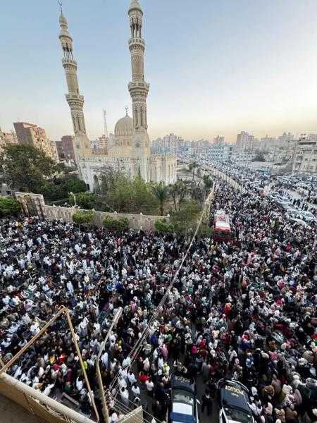 الآلاف يحتفلون بعيد الفطر المبارك في مساجد وساحات الفيوم| صور