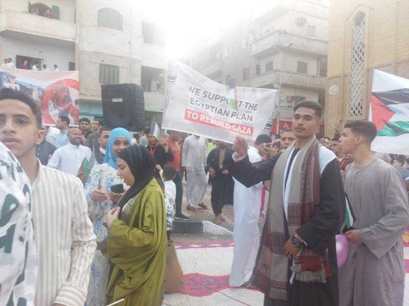 أمام جامع الشبان المسلمين.. أهالي سوهاج يرفضون التهجير | صور