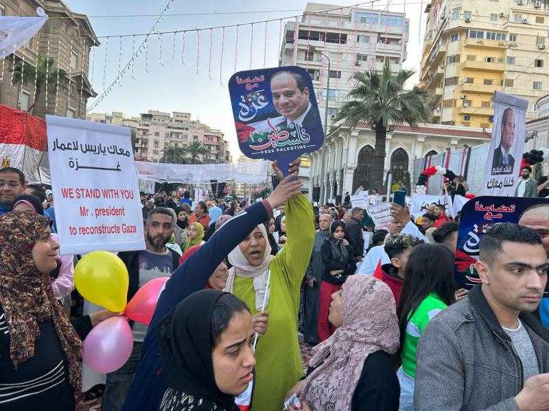 ”لا للتهجير” و” لا لتهجير الفلسطينيين” هتافات المشاركين في وقفة الدعم للقضية الفلسطينية بالإسكندرية| صور