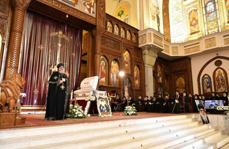البابا تواضروس يترأس صلوات القداس بحضور جثمان الأنبا باخوميوس بمقر مطرانية البحيرة