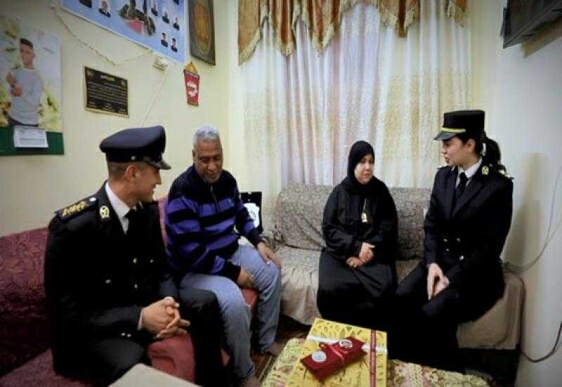 تنفيذا لتوجيهات رئيس الجمهورية.. الداخلية تشارك أسر شهداء الشرطة الاحتفال بالعيد وتوزع هدايا عليهم