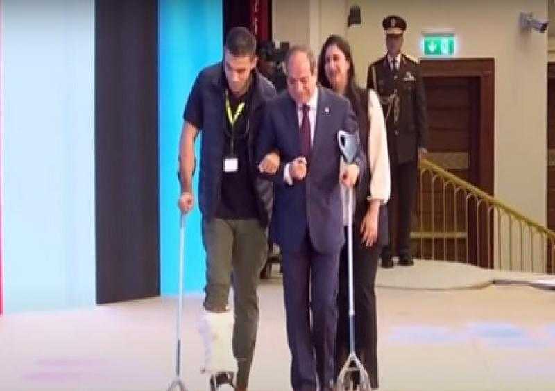 لفتة إنسانية.. الرئيس السيسي يرافق مصابي هيئة الشرطة أثناء تكريمهم باحتفالية العيد