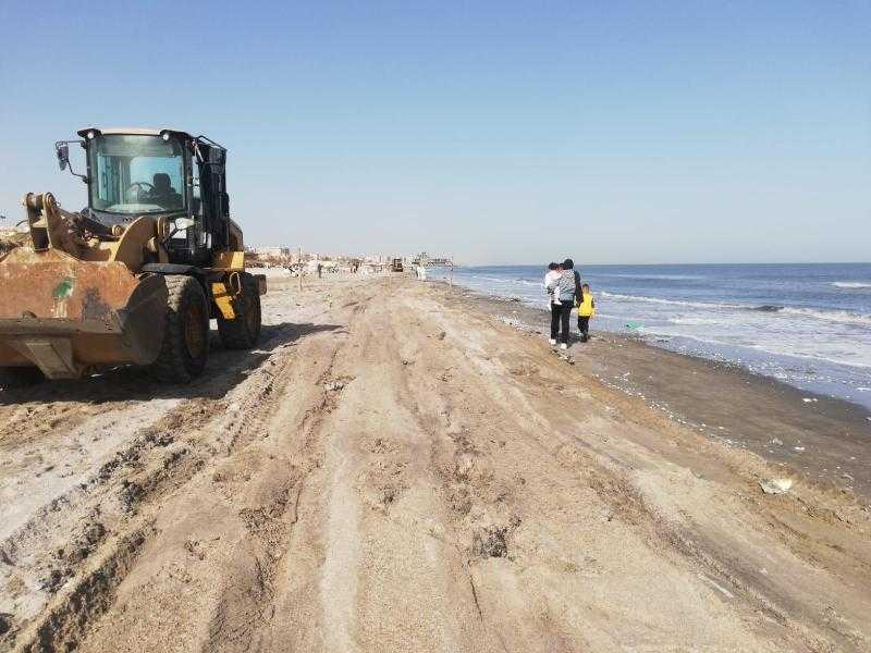 الدفع بفرق متخصصة ومعدات حديثة لتنظيف شاطئ بورسعيد خلال أيام العيد