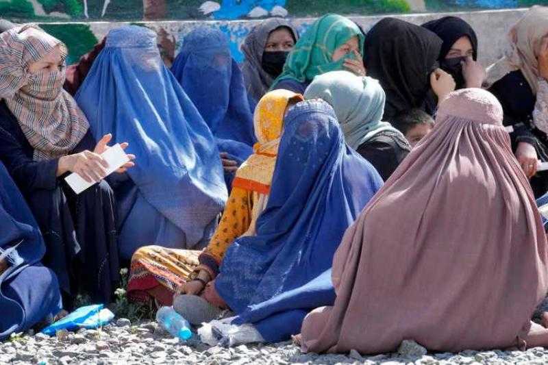 «الجارديان» تسلط الضوء على معاناة النساء في أفغانستان جراء القيود التي تفرضها حركة طالبان