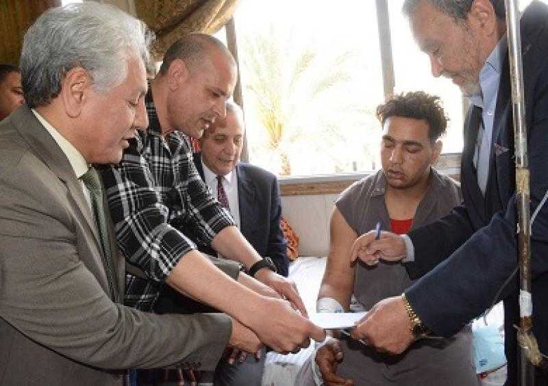 مصاب هجوم النمر بسيرك طنطا يوقع على عقد عمل لوظيفة.. ومحافظ الغربية يمنحه معاشا شهريا