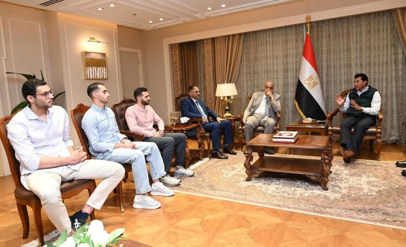 وزير الشباب والرياضة يُكرم أبطال منتخب سلاح السيف بعد فوزه بذهبية بطولة العالم