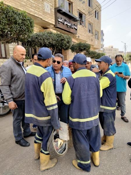 محافظ الدقهلية يتفقد المركز التكنولوجي بتمى الأمديد ويلتقي بعمال النظافة