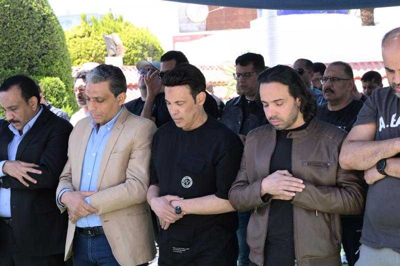 أشرف زكى وأحمد بدير ووفاء عامر يؤدون صلاة الجنازة على زوجة نضال الشافعي.. صور