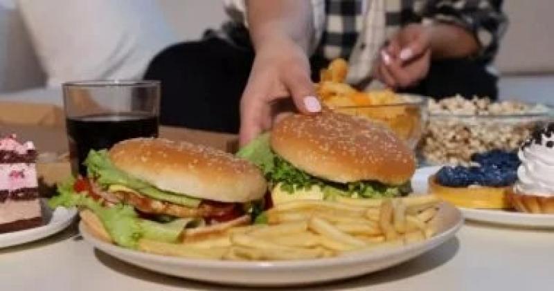 بعد العيد والإجازات.. 10 أخطاء غذائية لازم تبعد عنها