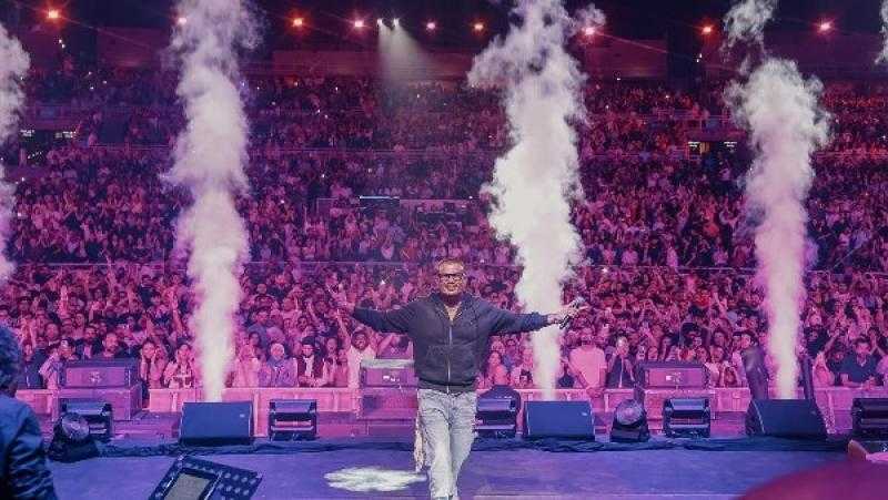 بالصور.. ليلة لاتنسى في البحرين .. عمرو دياب يشعل الدانة ويتألق فى الحفل