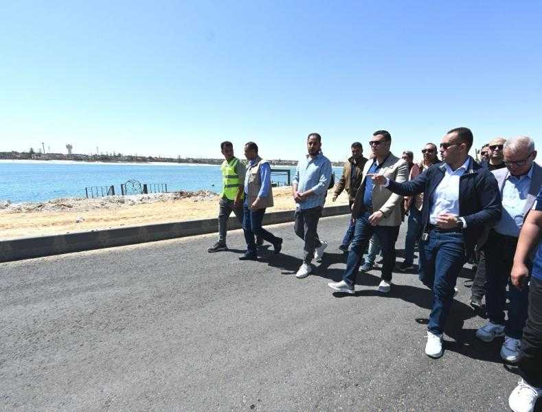 وزير الإسكان يتفقد مشروعات رفع كفاءة الكباري والمسطحات الخضراء وتطوير المداخل والبوابات بمارينا