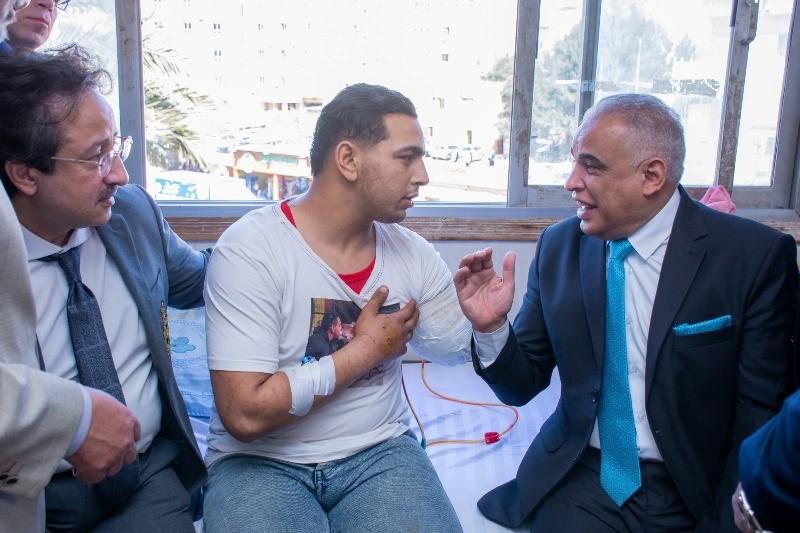 رئيس جامعة طنطا يتفقد المستشفى الجامعي ويطمئن على حالة مصاب السيرك.. صور