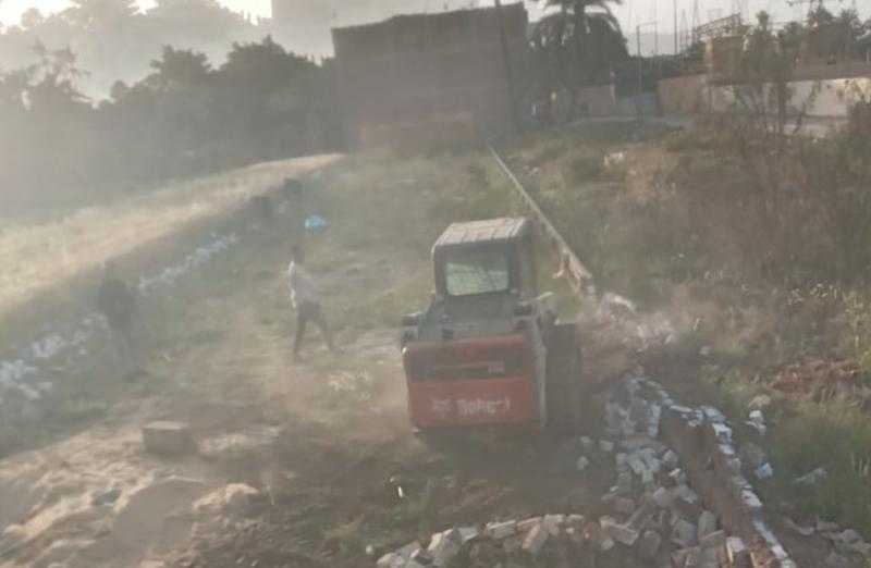 مدينة الأقصر تنفذ إزالة بناء مخالف على أرض زراعية