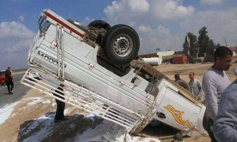 إصابة 15 عاملا فى تصادم سيارة ربع نقل بعمود إنارة بالفيوم
