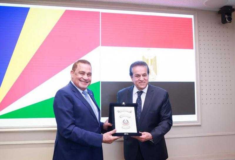وزير الصحة يستقبل وزير خارجية جمهورية سيشل لمناقشة التعاون المشترك