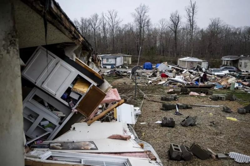 مقتل 16 شخصا في فيضانات وأعاصير تضرب أجزاء من أمريكا