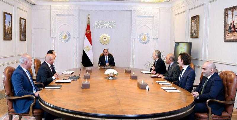 الرئيس السيسي يستعرض مشروعات ”ألستوم الفرنسية” في مصر .. وجهود توطين صناعات السكك الحديدية