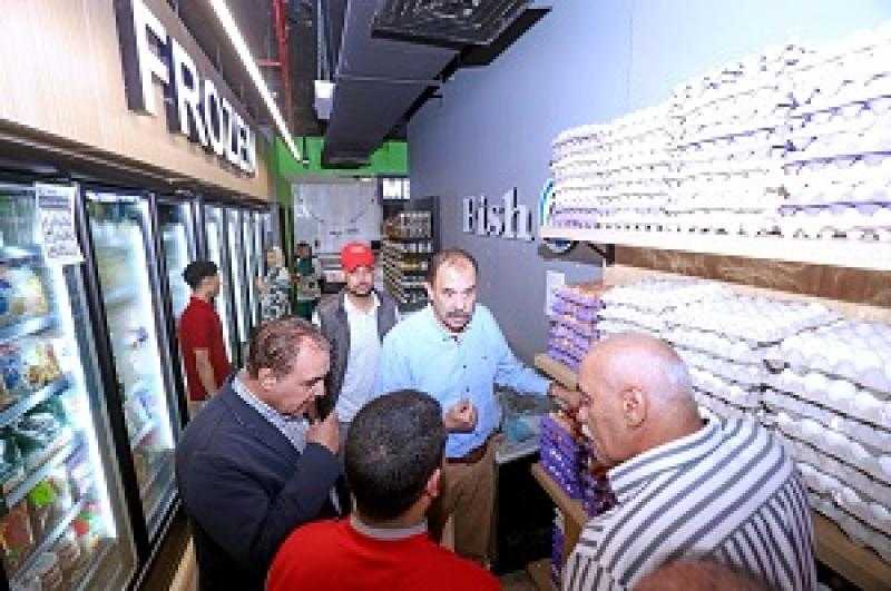 محافظ سوهاج يتفقد الوضع العام بالشارع ويستمع لمطالب المواطنين